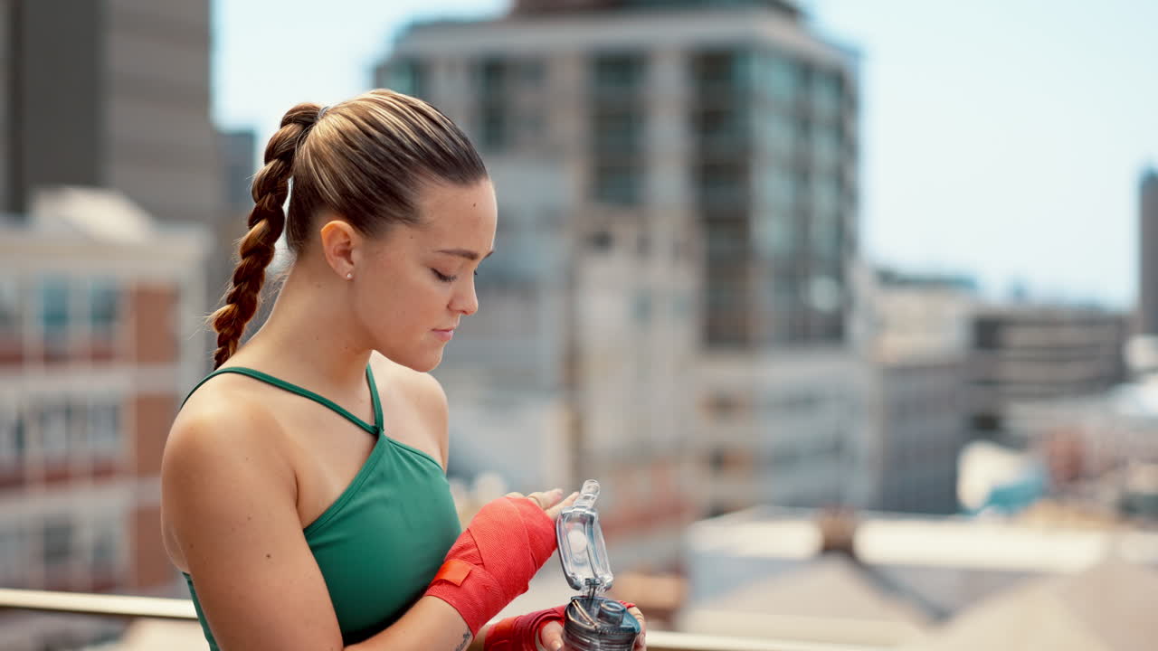 mujer bebiendo agua en el descanso de gimnasia