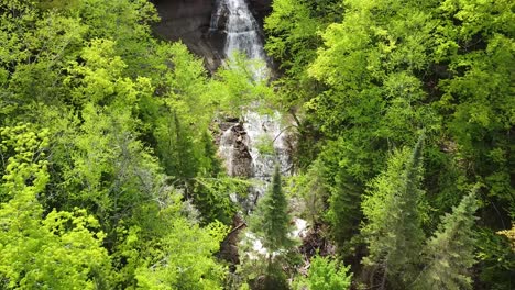 vista aérea de la cascada boscosa, capilla cae, rocas en la foto a orillas del lago nacional