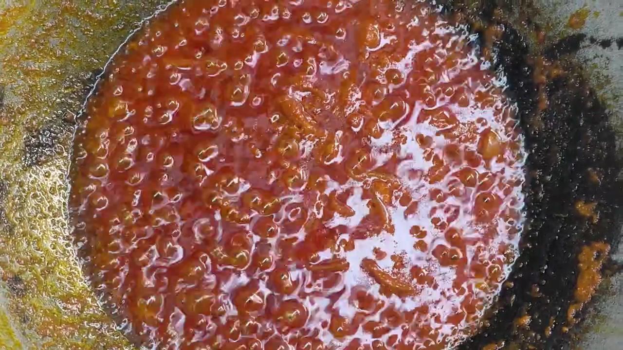 La tradizionale pasta di peperoncino rosso viene fritta con acciughe e cipolle in una padella calda. Questo aromatico sambal malese è un contorno saporito e popolare