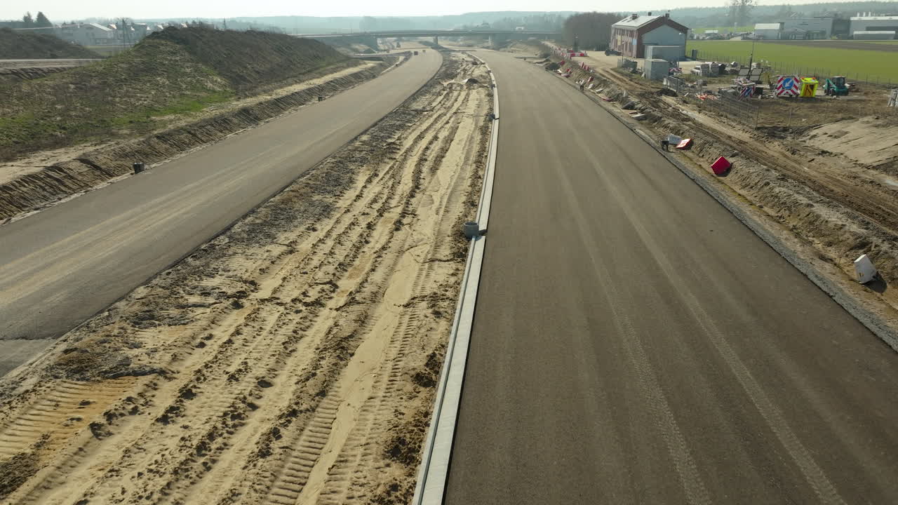 la autopista de peaje en la ciudad de gdynia que todavía está en construcción no se puede pasar, suecia