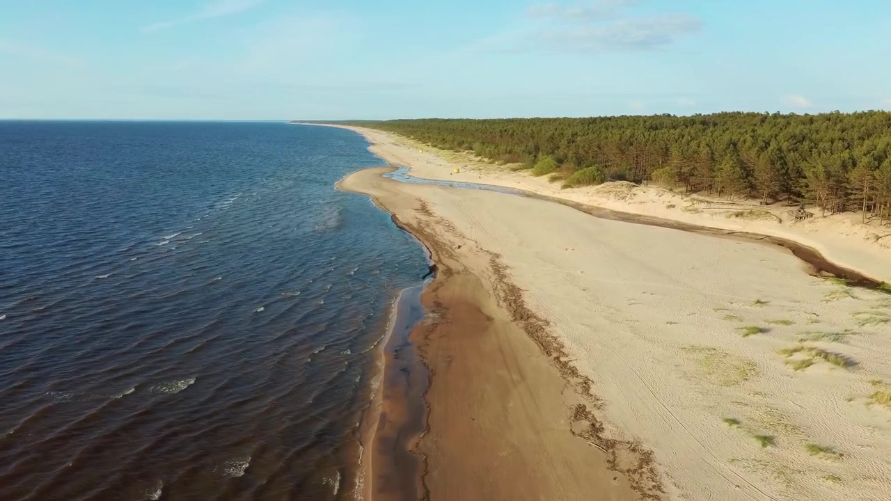 Vista aérea da costa do Mar Báltico em Garciems, Letônia. Praia vazia e dunas em uma noite de verão antes do pôr do sol. Golfo de Riga no Mar Báltico, Letônia