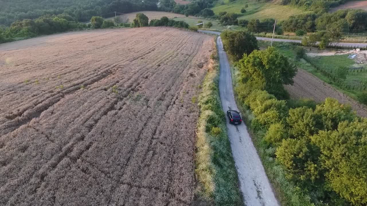 들판과 나무 사이의 자동차 운전