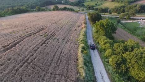 Autofahrt-Zwischen-Feld-Und-Bäumen