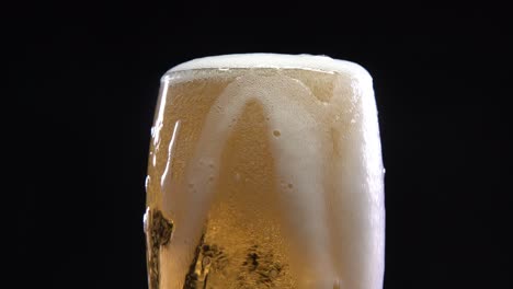 primer plano de la espuma de cerveza que se vierte alrededor de los bordes