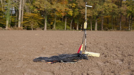 Hochauflösendes-Video-Eines-Geophons,-Das-Auf-Einem-Feld-Steht