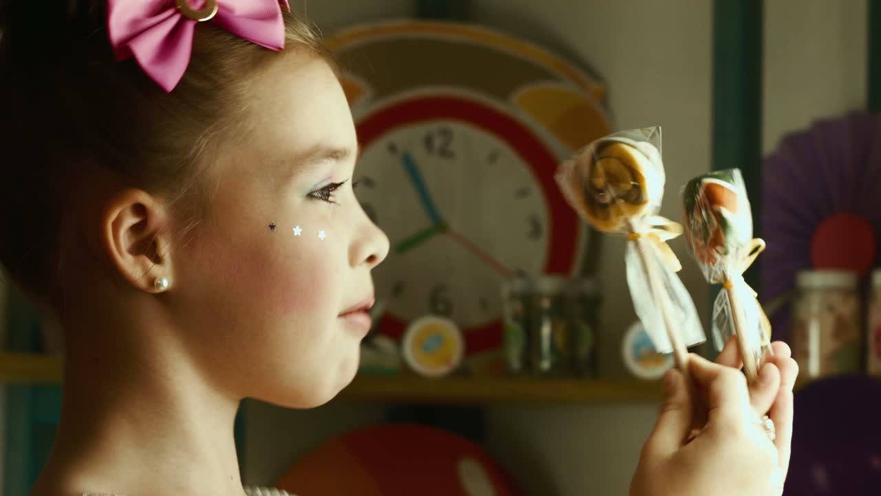 롤리팝을 든 소녀