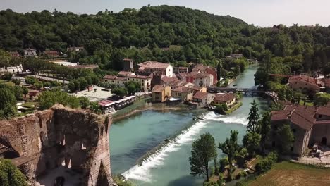 Descendiendo-Sobre-Borghetto-Sul-Mincio.-Vista-De-Dron