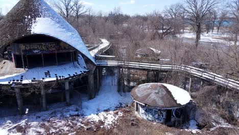 Abandoned-zoo-on-Belle-Isle,-Detroit,-Michigan-USA,-aerial-view