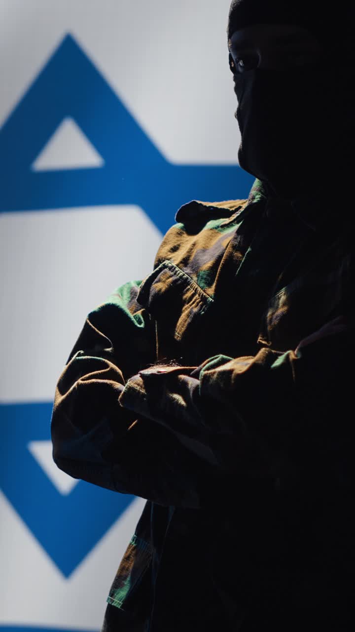 Video verticale: operatore del Mossad che indossa una maschera per rimanere anonimo.