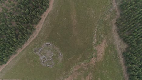 Eine-Von-Menschenhand-Geschaffene-Struktur-Mit-Felsen-Als-Hauptmaterial,-Die-Kreise-Auf-Einem-Feld-Bilden