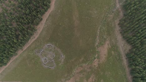una estructura hecha por el hombre con rocas como material principal que forma círculos en un campo