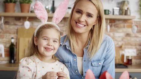 Video-portrait-of-mother-and-little-daughter-during-Easter