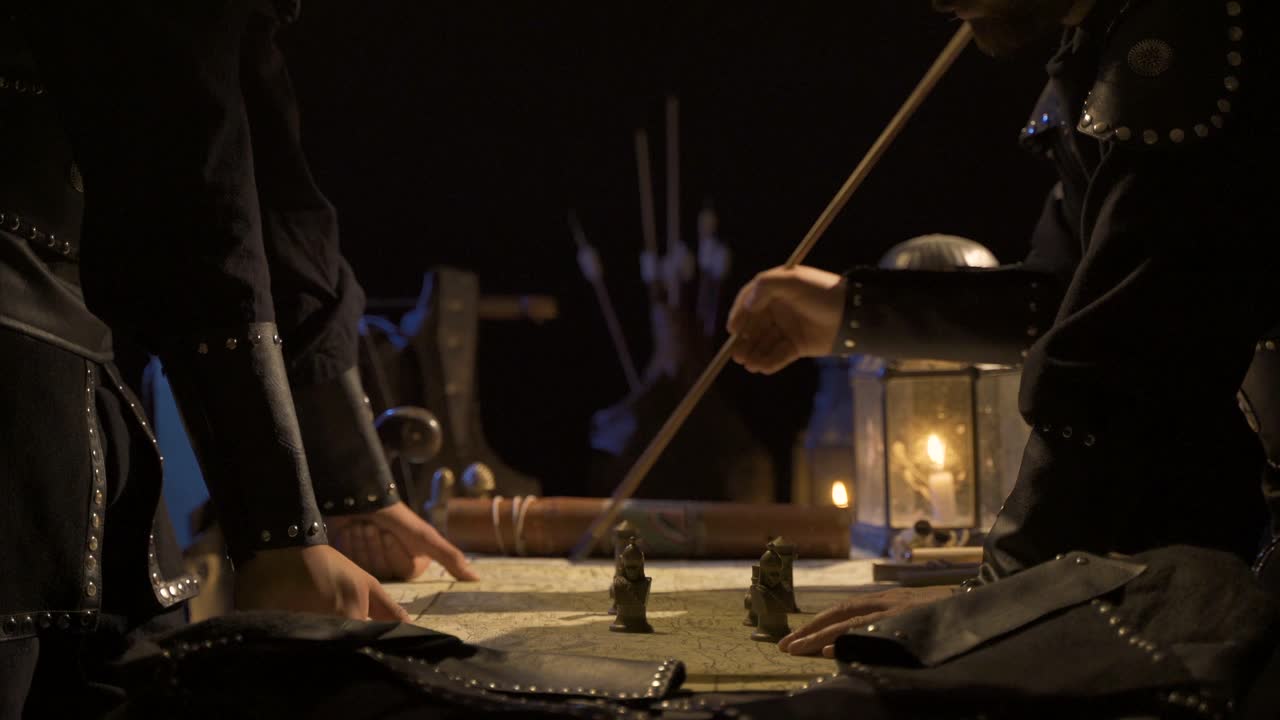 ⁇ 불빛으로 전투 계획을 세우고 있습니다.