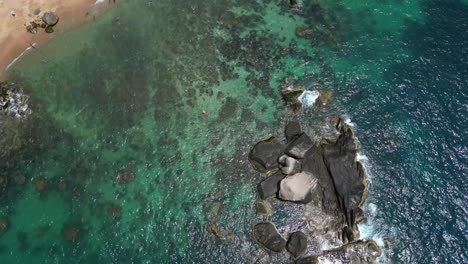 Luftaufnahme-Eines-Wunderschönen-Korallenriffs-Am-Tropischen-Strand