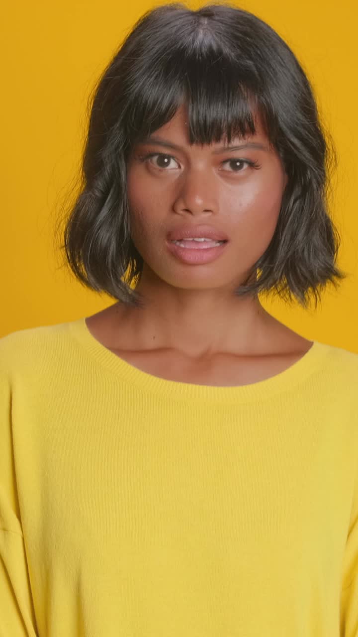 las sonrisas brillantes y los momentos lúdicos capturan la alegría en colores vibrantes.