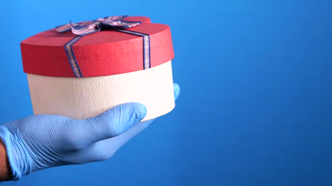 심장 모양의 선물 상자 파란 장갑