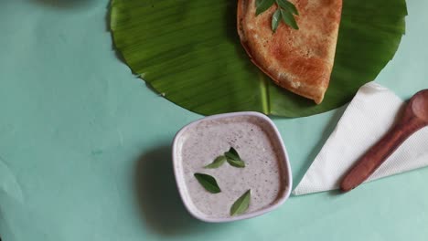 Rotierendes-Masala-Dosa,-Südindisches-Menü-Set-Dosa,-Sambhar-Und-Kokosnuss-Chutney-Auf-Grünem-Hintergrund