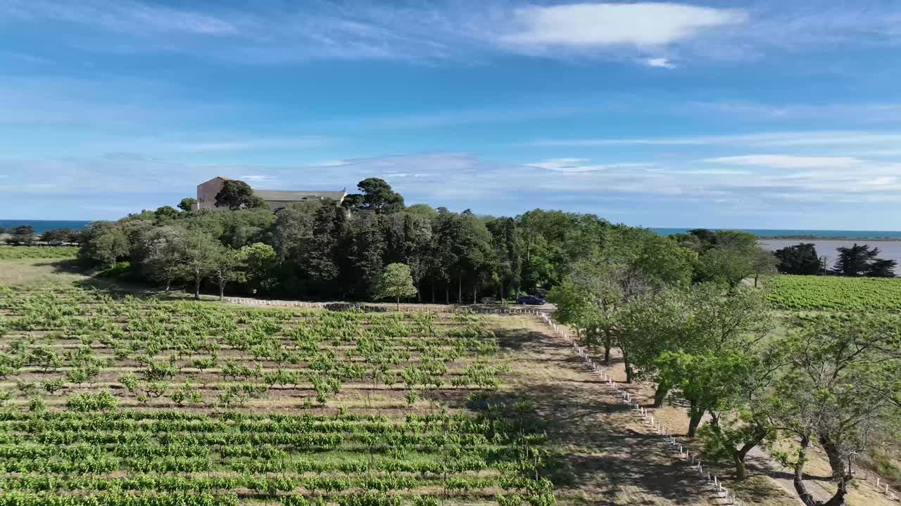 마구엘론 대성당은 프랑스의 지중해 연안의 과 호수 밖에서 공중에서 촬영되었습니다.