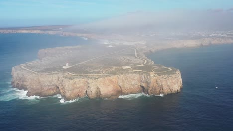 fortaleza del cabo sagres en el suroeste de portugal en la parte superior de la península, panorámica aérea izquierda alta