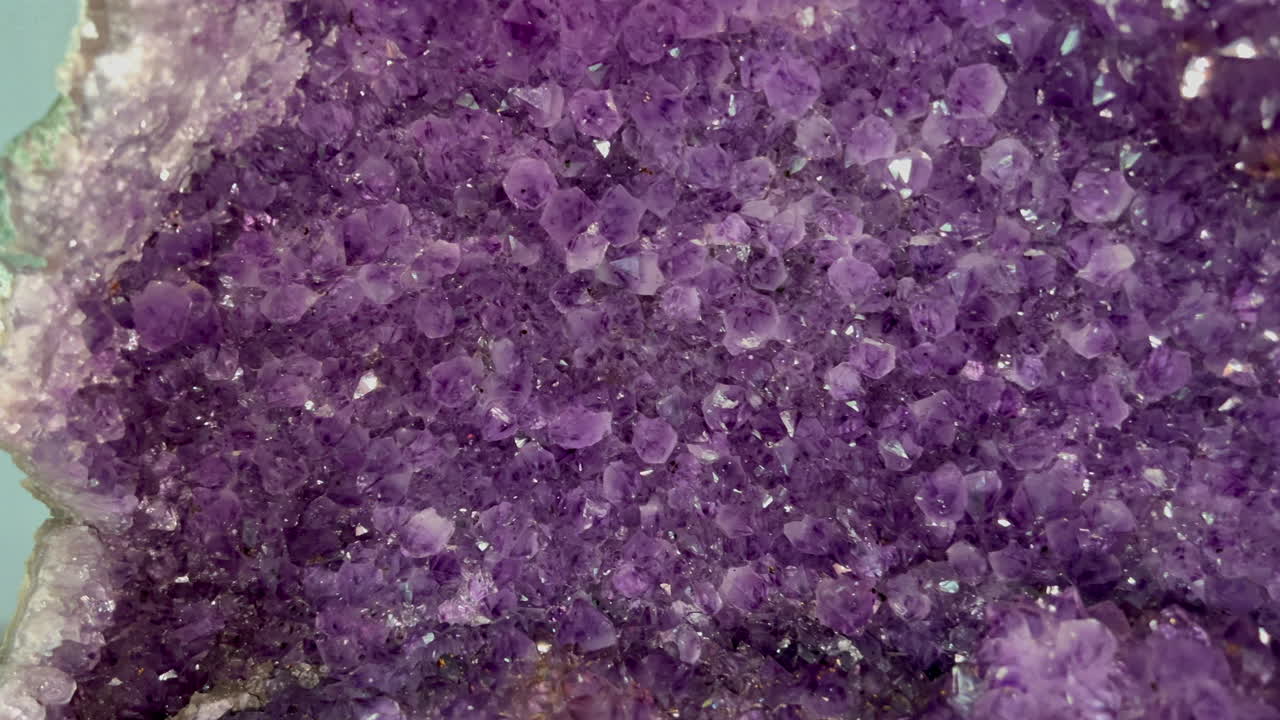 Interior de geodo de ametista rico em cristais roxos revelado do espécime completo em detalhe brilhante de close-up