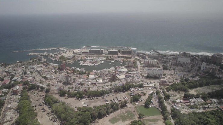 Panorama 4K D-Log da drone sul distretto costiero di La Guaira, Venezuela, colpito dal terremoto, che mostra aree urbane danneggiate e il porto turistico