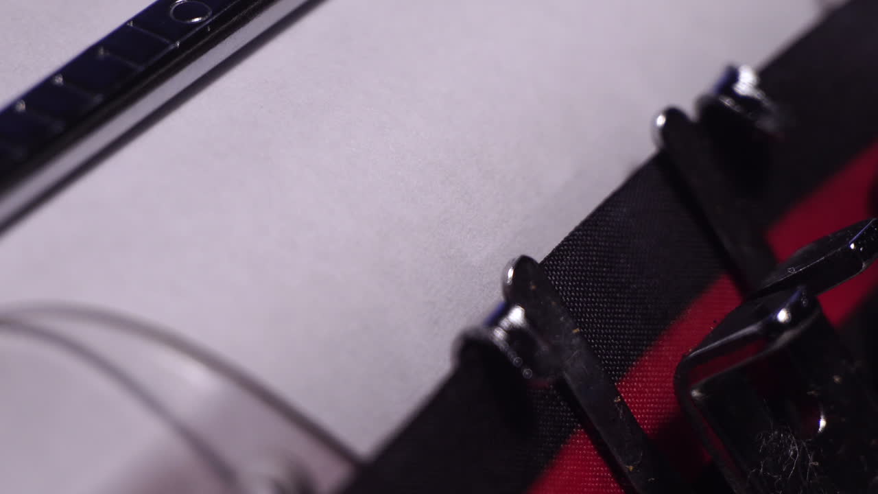 1916 год, печатаю на пустой белой бумаге на старинной пишущей машине, макро крупный план