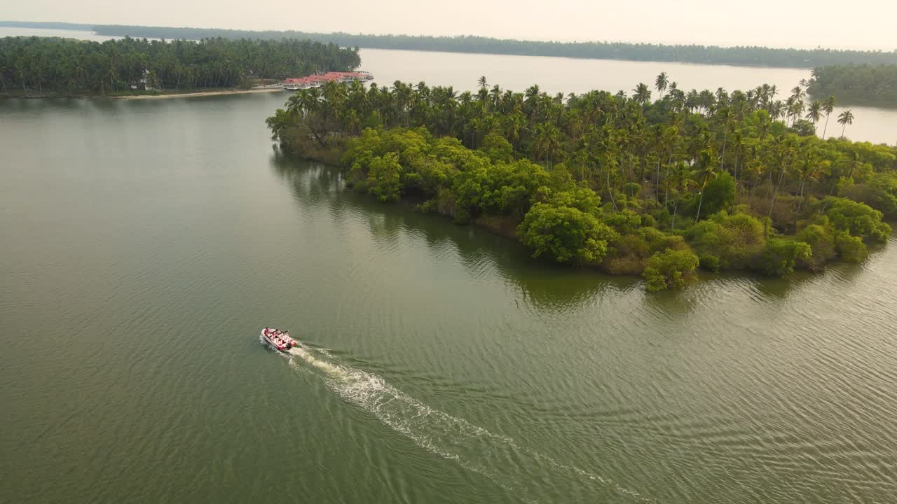 una toma aérea de un avión no tripulado que muestra los majestuosos backwaters en udupi y sus reflejos tranquilos