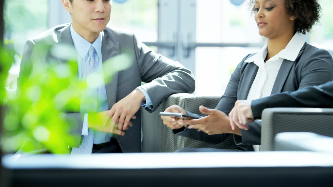 무선 태블릿을 사용하여 다민족 비즈니스 팀 회의