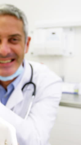 retrato de un dentista sonriente en una clínica dental