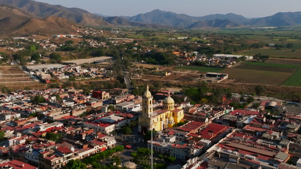 vista panorámica de la órbita aérea de la iglesia del santuario diosesano y el fondo rural en tamazula de gordiano