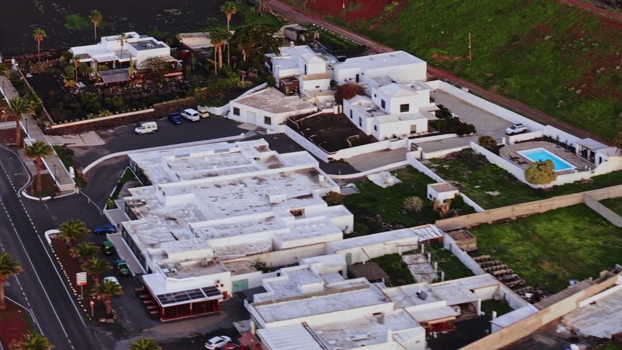 Case a Lanzarote con piscine e terreno verde in Spagna