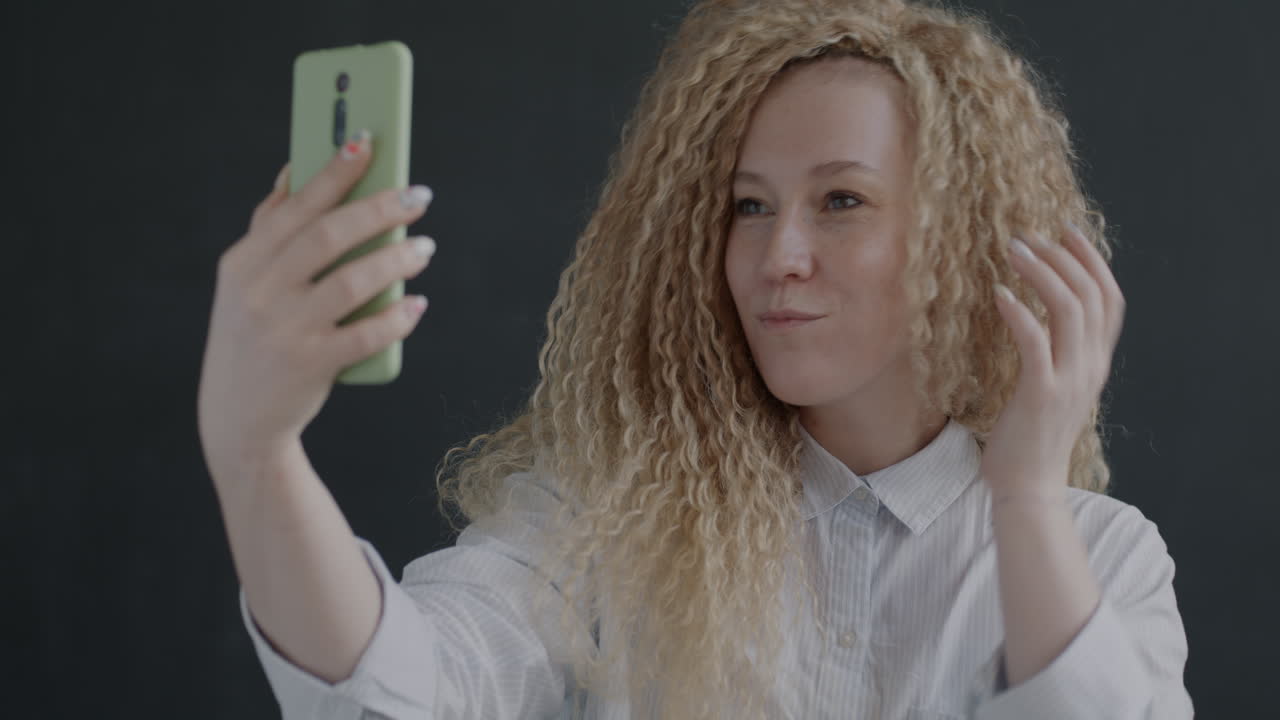 женщина, делающая селфи