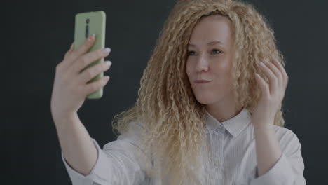 una mujer tomando una selfie.