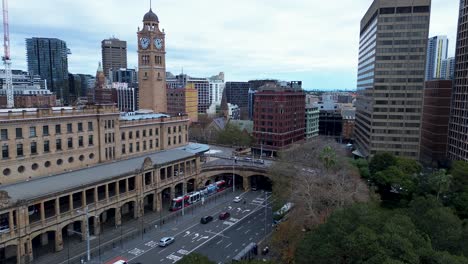 Vista-Del-Paisaje-De-Los-Coches-En-La-Concurrida-Calle-Principal-De-La-Estación-Central-Del-Edificio-De-La-Torre-Del-Reloj-En-La-Ciudad-De-Sydney,-El-Horizonte-Del-CDB,-Haymarket,-Surry-Hills,-Australia,-Viajes,-Turismo