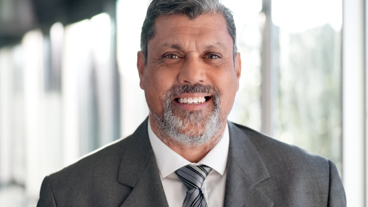 maduro, hombre de negocios y sonrisa en la cara en la oficina