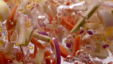 varias verduras picadas en agua hirviendo