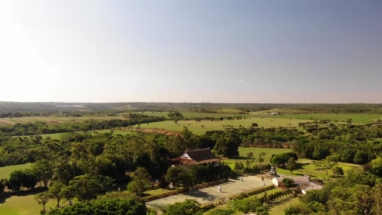 foto aérea de um templo budista