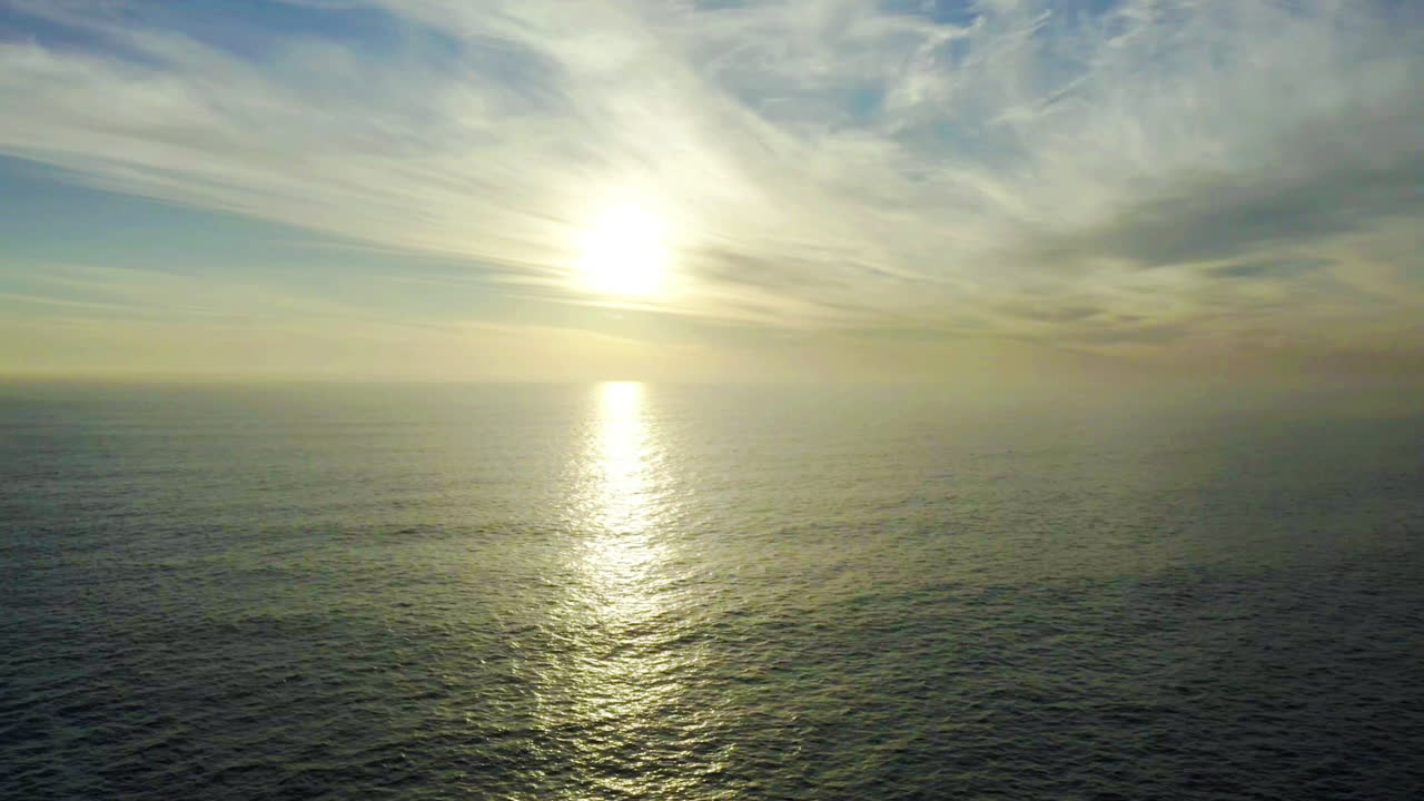 puesta de sol sobre el océano