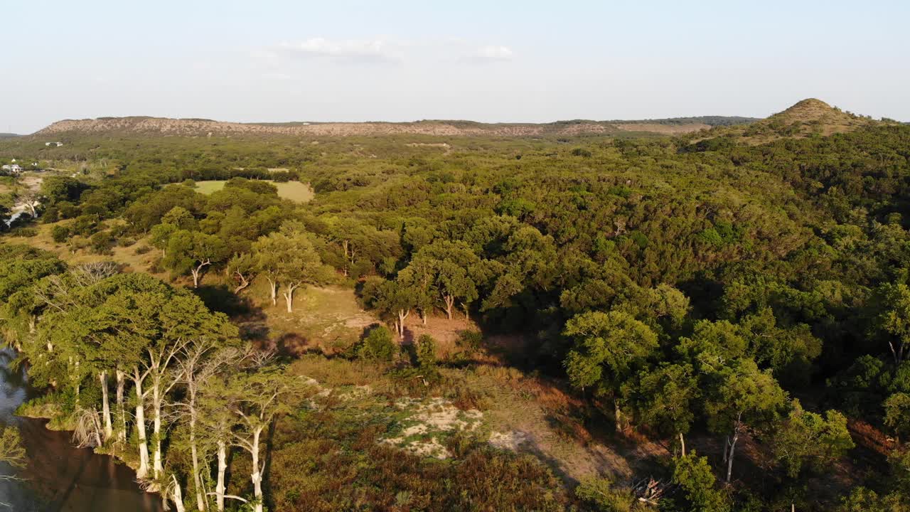 해질녘에 빛나는 화려한 풍경에서 물러나다