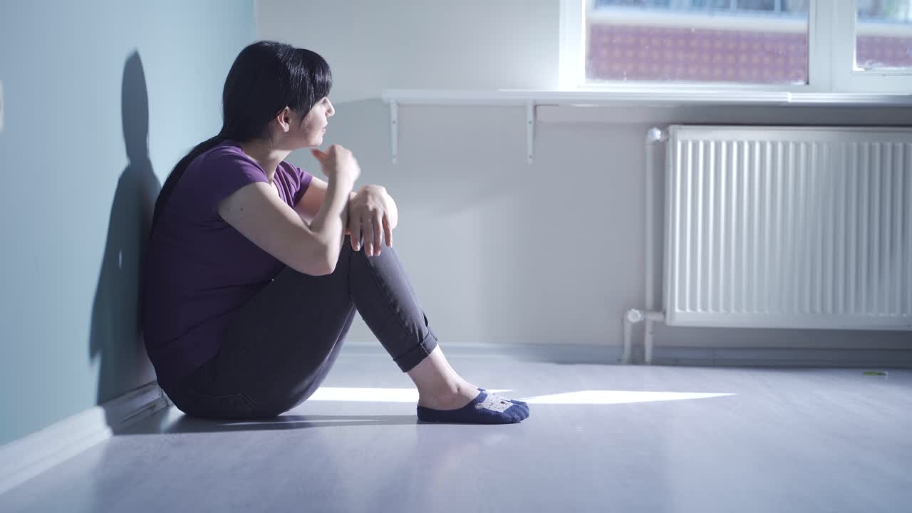 심리적으로 혼란스러운 사려 깊은 긴장.