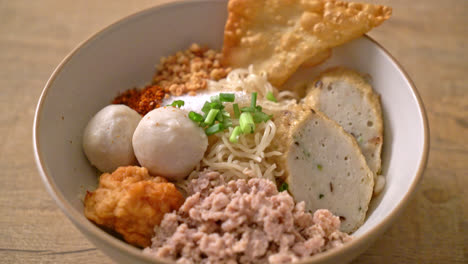 Würzige-Eiernudeln-Mit-Fischbällchen-Und-Garnelenbällchen-Ohne-Suppe---Asiatische-Küche