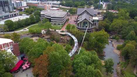 Eine-Drohnenaufnahme-Des-Falls-Reedy-Park-In-Der-Innenstadt-Von-Greenville-Mit-Sichtbarer-Liberty-Falls-Bridge