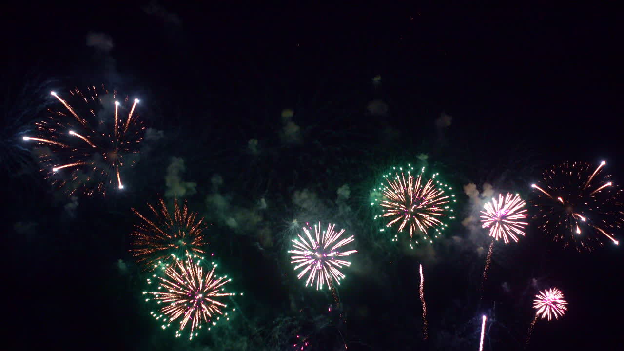 hermosos fuegos artificiales coloridos abstractos explotan en el cielo por la noche un símbolo de celebración en el aniversario de año nuevo para el fondo