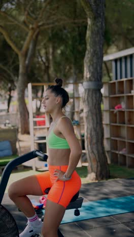 mujer haciendo ejercicio al aire libre