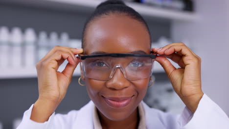 cara, mujer negra y científico feliz con gafas
