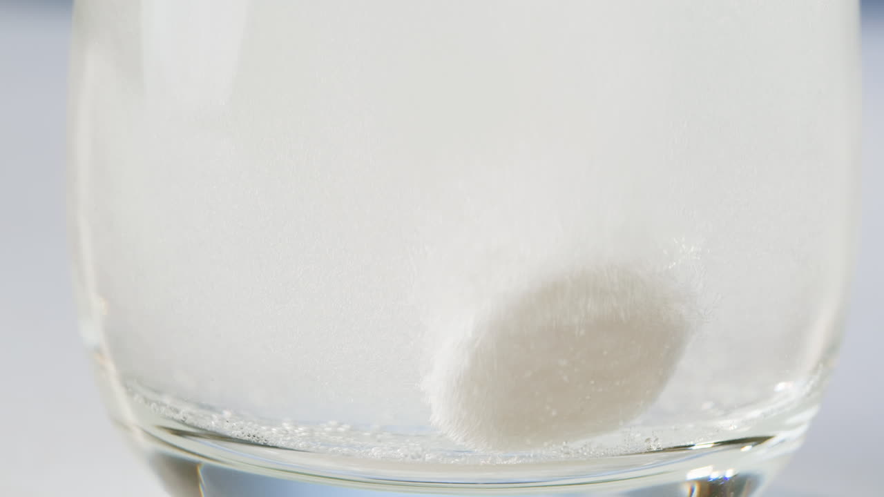 물에 태블릿을 용해하는 것