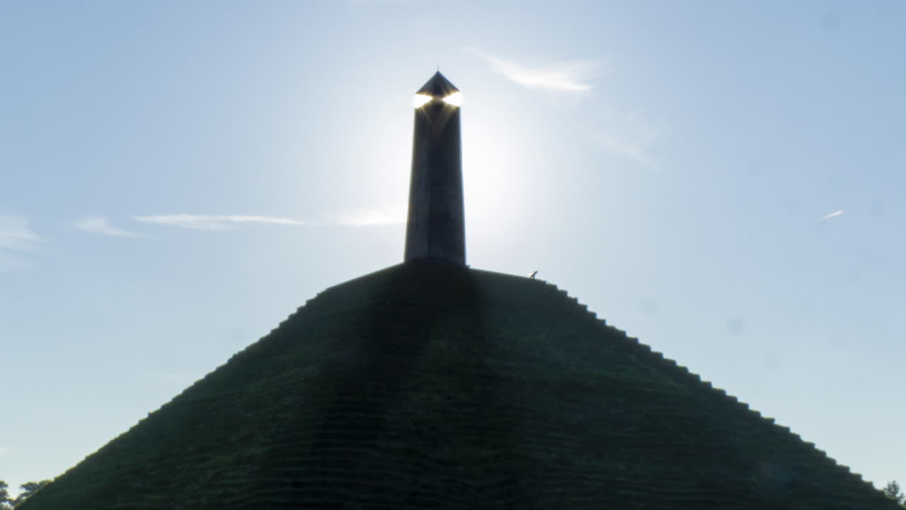 Timelapse ravvicinato del sole che appare dietro l'obelisco sulla Piramide di Austerlitz. La Piramide di Austerlitz è un monumento costruito nel 1804 come tributo a Napoleone Bonaparte.