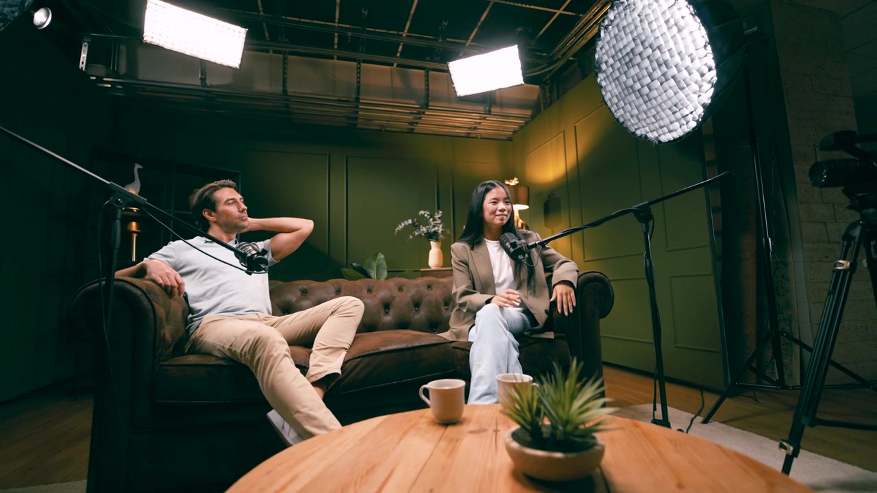 To podcastere optager et interview i et professionelt studie
