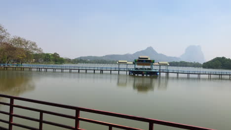 Myanmar.-Blick-Auf-Den-Seefußweg-Und-Die-Berge-Im-Hintergrund