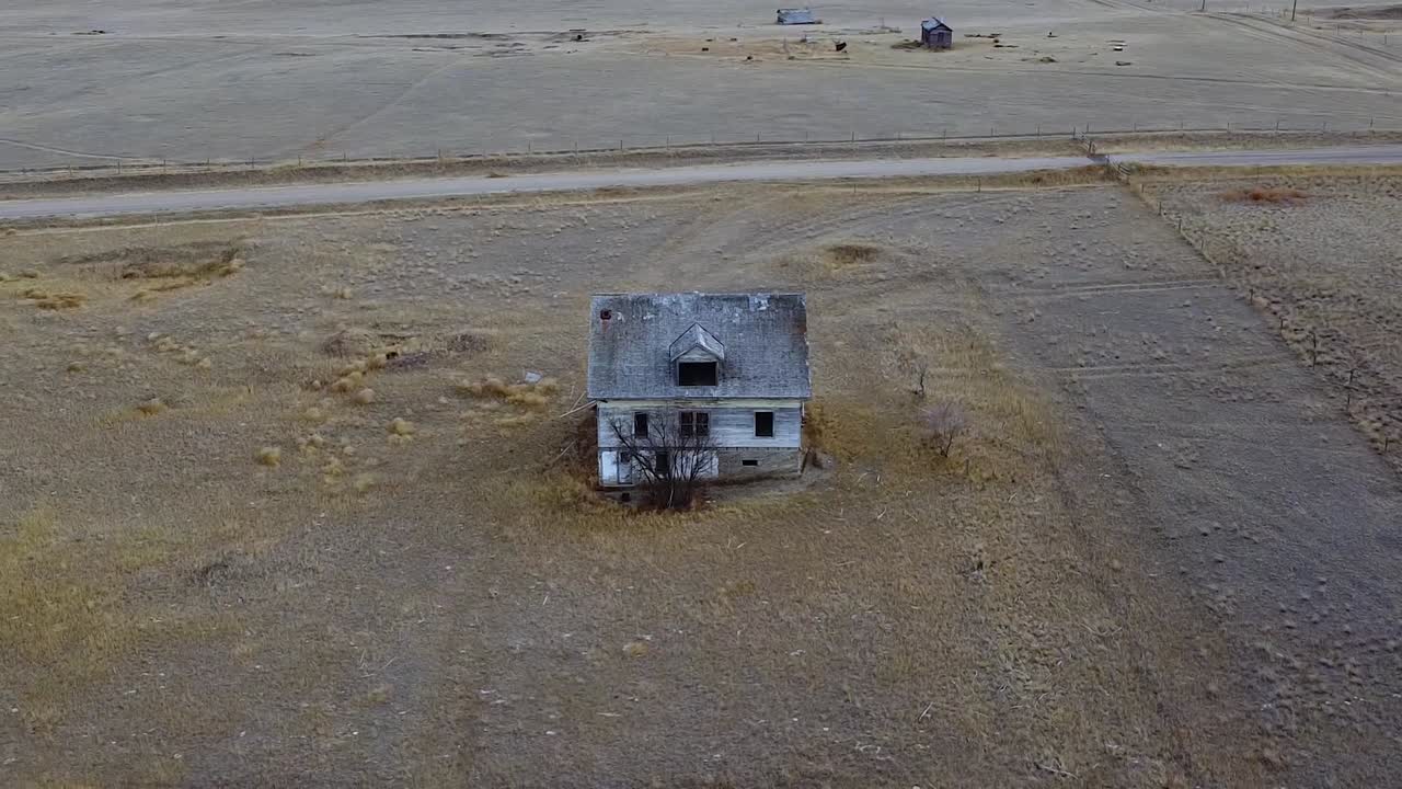 vista aérea de una vieja casa abandonada destrozada en el campo cerca de la emperatriz alberta canadá durante el día